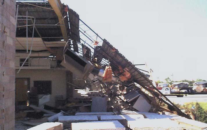 Chapter 3: Case Studies Figure 3-19 Collapsed roof structure and exterior wall.