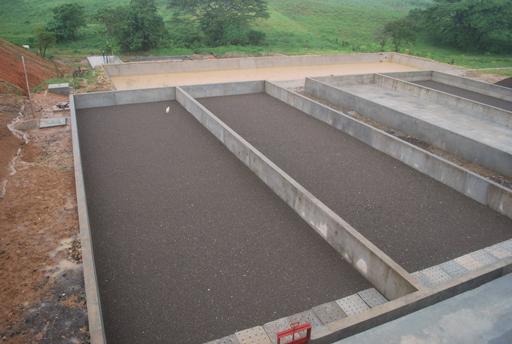 6.3 Septic tanks Figure 6.4 Sudge in drying beds. The sudge can aso be composted by mixing it with vegetabe matter, or biogas can be obtained by anaerobic digestion.