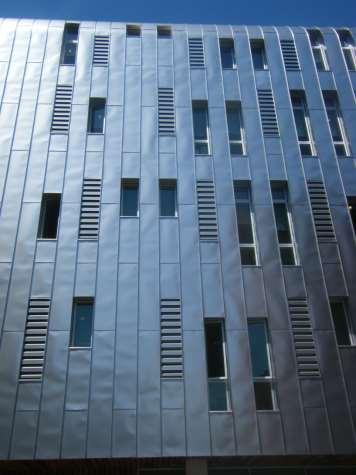BDP office, Manchester: technical solution Metal clad double ventilating south façade with small windows Fully glazed north façade