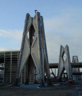 The forces of the four shells and the cantilevers are concentrated in the central steel structure and passed on to the tower. This steel structure has a base of 5,5 x 5,5 m and a height of 7 m.