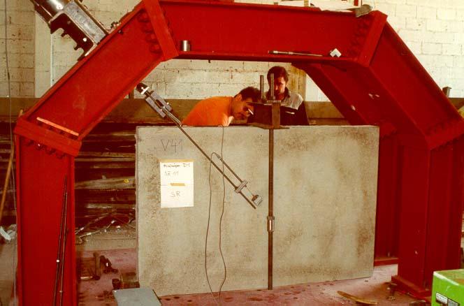 5.2.2 Tests on cast in anchors under angled tension in concrete slabs, beams and walls Oblique testing of cast in anchors can be performed using a strong floor.