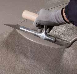 Apply a layer of product over the skim coat while it is still wet with the edge of a notched trowel and lay Mapenet 150 alkali-resistant, glass fibre reinforcing mesh over this layer.