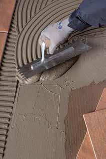 When the first layer of Mapelastic Turbo has hardened (around one hour in good weather conditions), apply a second layer using the smooth side of the trowel so that it completely covers the