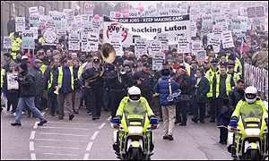 Employee Relations Thursday, 25 January, 2001, 12:54 GMT Car workers protest at factory gates More than 10,000 people marched on Saturday in support of Vauxhall workers Thousands of German workers