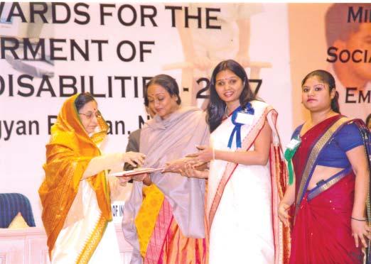Smt. Veena Mehta Verma, Sr. Assistant Officer(HR) NTPC Vindhyachal received the National Award in the Role Model category from Hon ble President of India Smt.Pratibha Devisingh Patil.