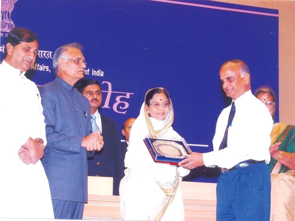 Sh. P. K. Kognolkar, DG CPRI, receiving Indira Gandhi Rajbhasha Award from Hon ble President Smt.