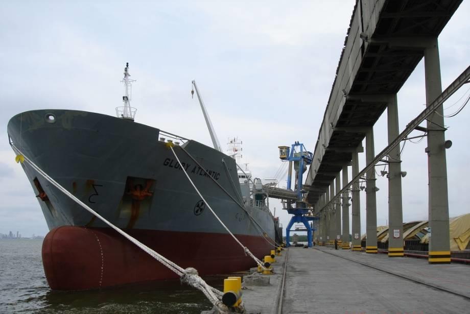 Operational flexibility trough port access 1 Draft: 43 feet Capacity: