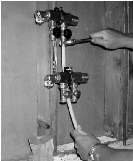 4 Installation of PEX-tubing Start the tubing installation by connecting the PEX tubing to the manifold.