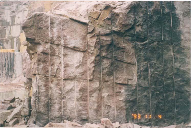 (b) Figure 3: (a) The Vånga dimension stone quarry (Photo adapted from Olsson & Bergqvist, 1995) and (b) photo showing the