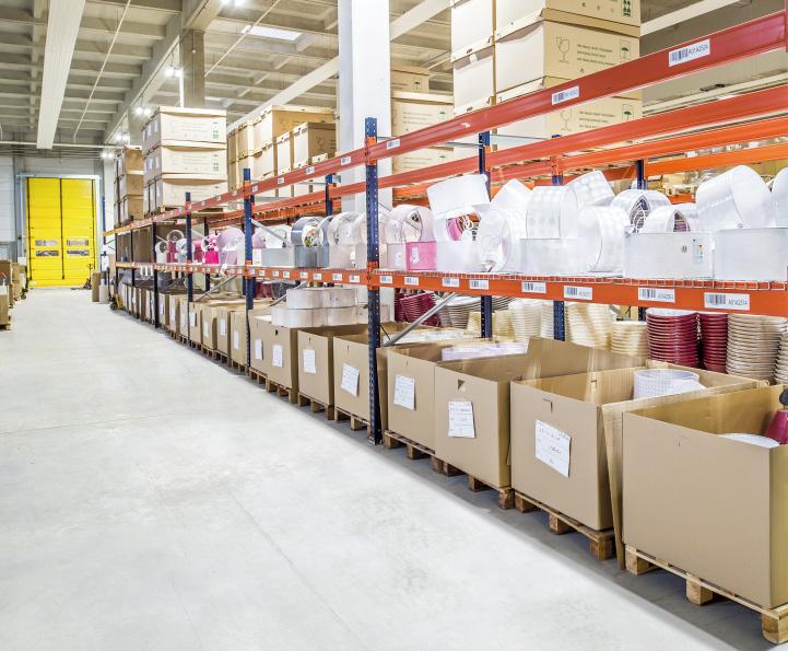 - High throughput: direct access to the goods streamlines the management of SKUs and facilitates a massive flow of incoming and outgoing products.