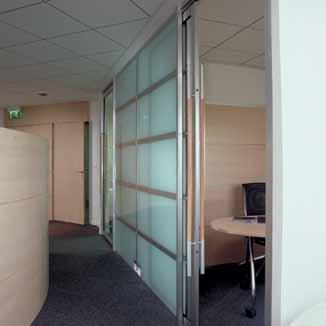 Full-access sliding door The opening frames fit seamlessly within the partition. 1 and 2-leaf applications with or without mullion. Maximum dimensions: H 3 m x width 1.2 m.