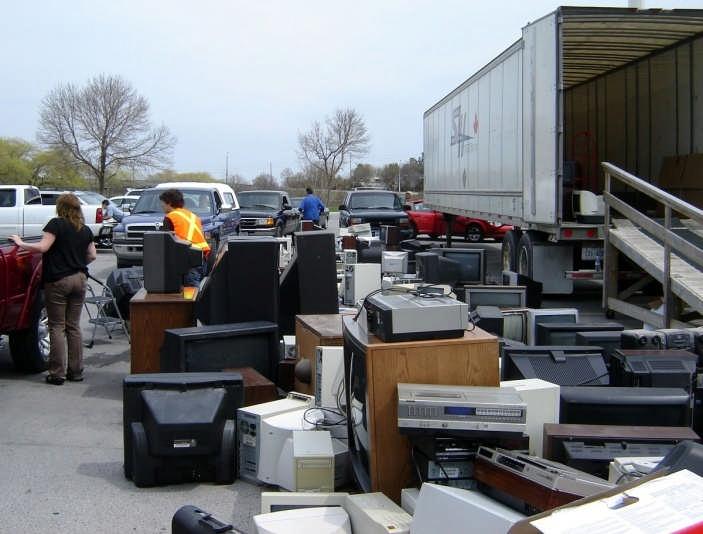 Collection of WEEE Responding to collector needs in 2010 42% increase in collection incentive for mixed ewaste new Roll-off Program for municipalities & events curbside