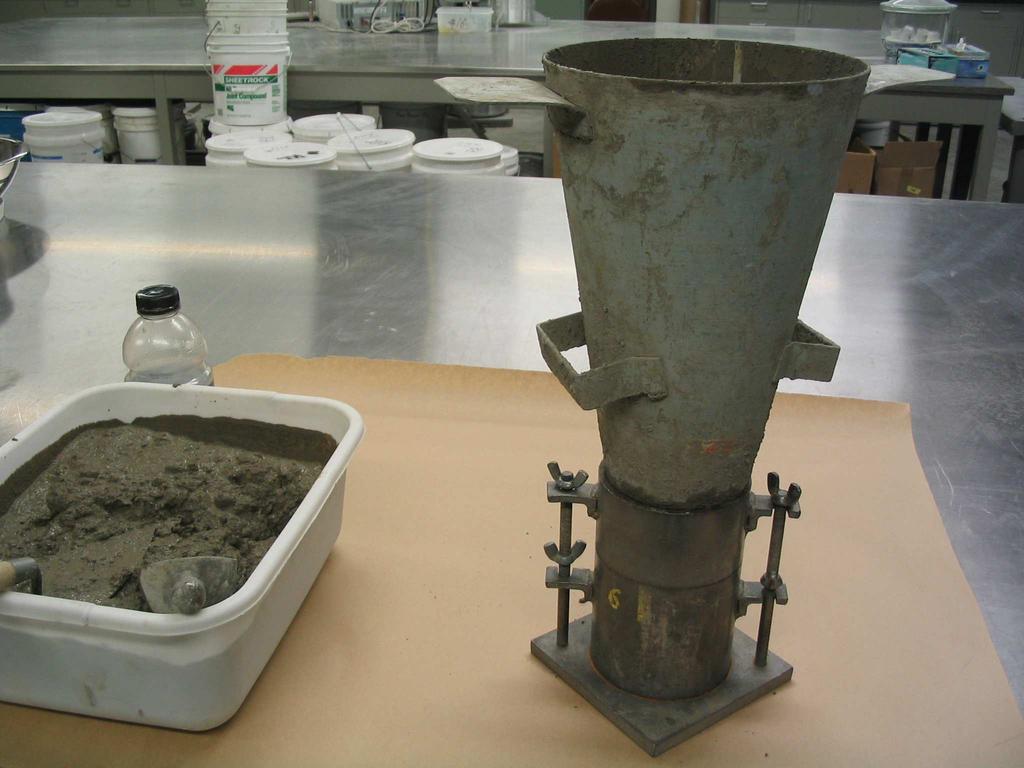 The maximum amount of the sand applied during the test divided by the loading area of the sample defined the green strength of the concrete.