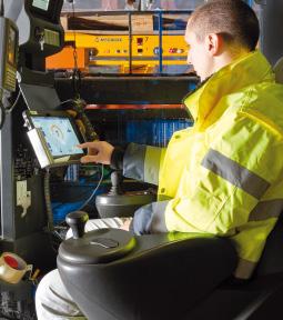 The Mecalux control tablet incorporates a very intuitive, secure and easy to use software from which the operator can control any of the shuttles inside the installation without interference.