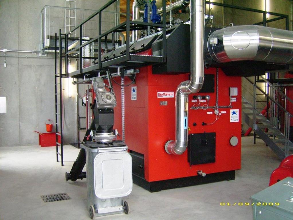EXAMPLE PROJECT (8) LYCÉE LE CORBUSIER, FRANCE: Heat supply for school center with apartments TECHNOLOGY Hot-water boiler 2 x 1,100 kw th with infeed grate combustion with water cooled chamber