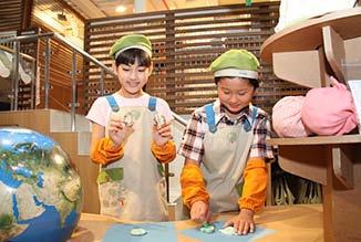 Social Contribution Activities Running of Eco Shop Pavilion in KidZania Tokyo Since April 2012, ITOCHU has run its Eco Shop environmental pavilion in KidZania Tokyo, a facility for children to