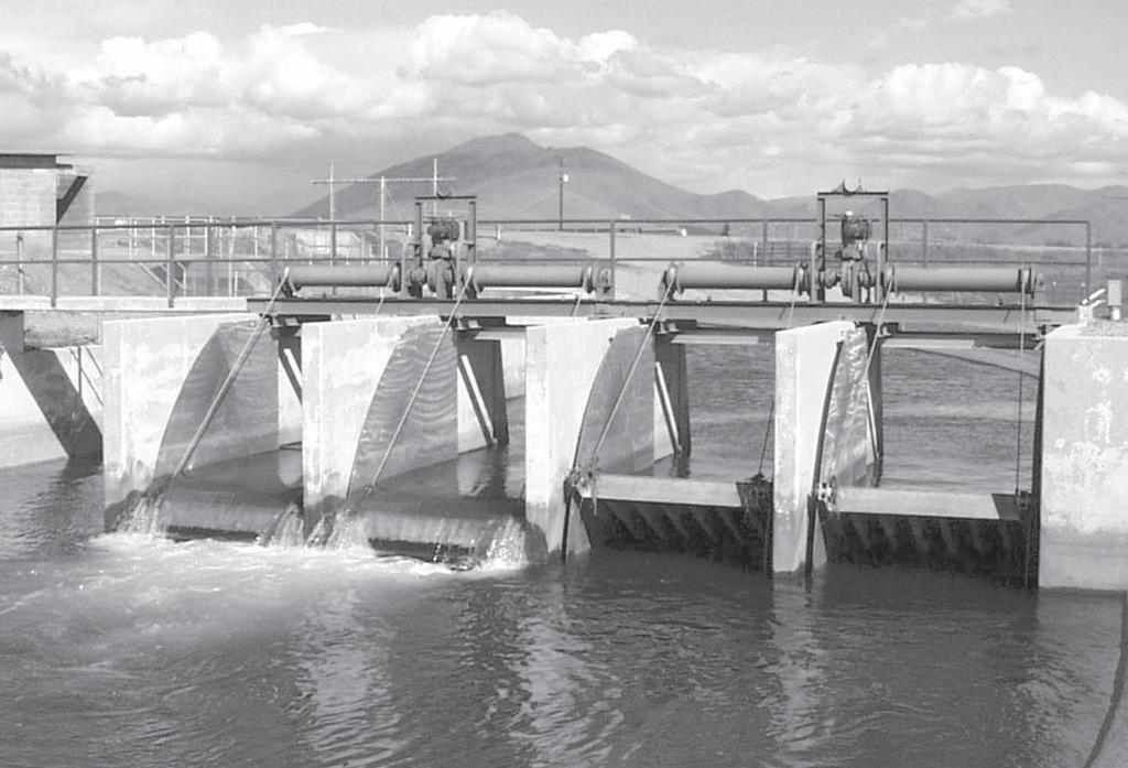 FRESNO OVERSHOT GATE TECHNICAL DATA SHEET Applications Fresno Overshot Gates effectively control upstream and downstream levels of canals.