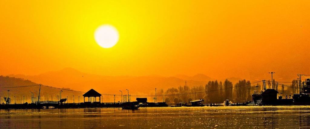 Sunrise at Dal Lake,