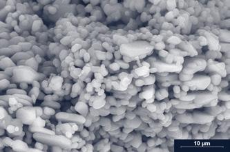The degree of calcination, the size of both the agglomerates and the primary crystals, and the particle shape of the alumina directly influence the quality of the finished surface.