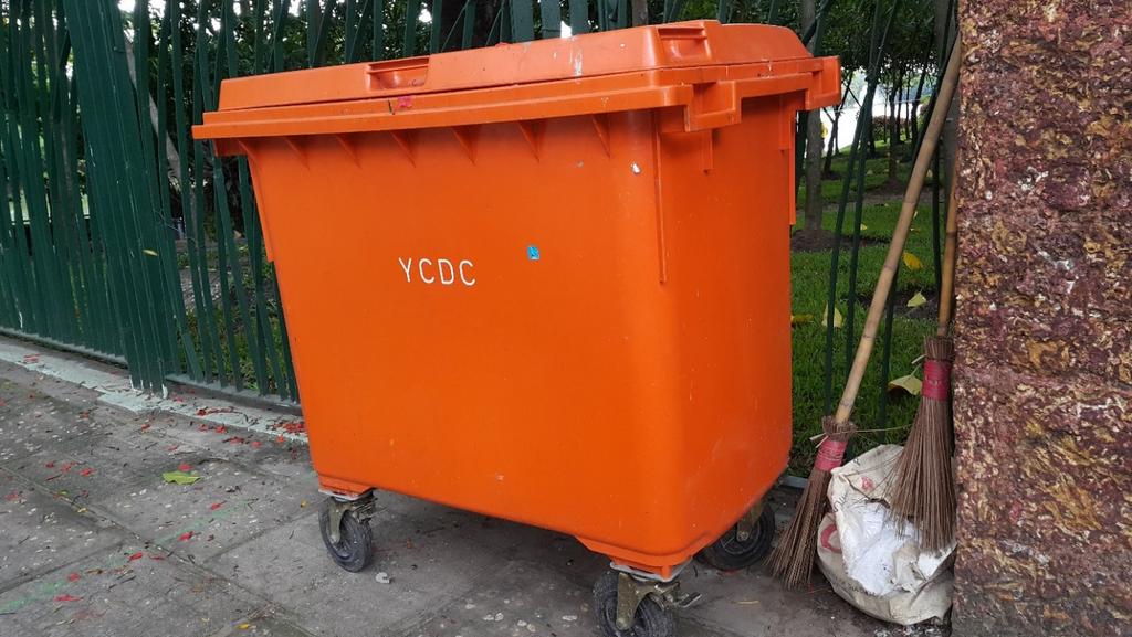 waste cannot be filtered as recyclable and non-recyclable waste in between the sources of the waste and final dumping sites (FDS). Figure 6: Dust bin at a park Source: (RRC.AP, June 2015) 4.