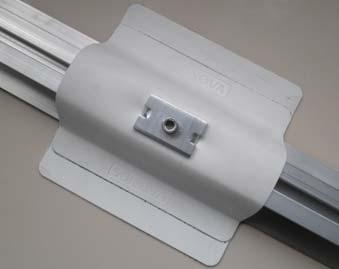 For each profile retainer, fit a pressure plate centered on the profile retainer. Fit an aluminium sliding block into the groove of the base profile.