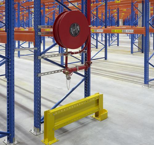 The racking is adjusted by means of levelling plates, in accordance with the applied regulations. After levelling, the racking is anchored.