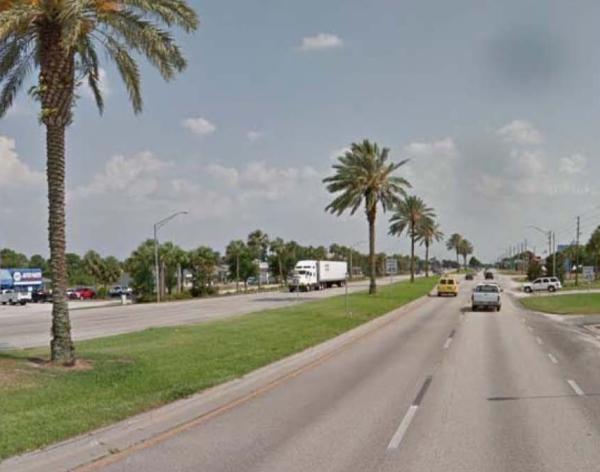 A small section of frontage road, between Tanglewood Drive and Ponce de Leon Boulevard in Sebring, runs parallel to US 27 and addresses local traffic needs near businesses.