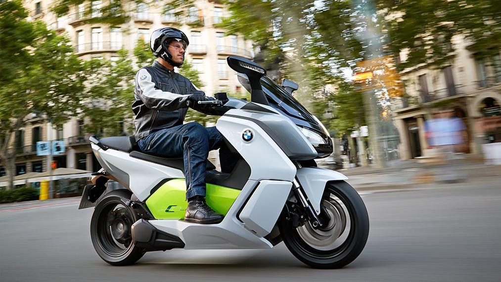 ENTRY INTO URBAN ELECTROMOBILITY. ELECTRIC SCOOTER C EVOLUTION LAUNCHED. MSRP starts at 15,000 EUR * Weight (DIN) 265kg Output 48hp/72Nm 0-50km/h (31mph) in 2.