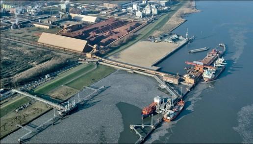 Stade Seaport between Cuxhaven and Hamburg Quay walls Total cargo handled 2008 1,0 km 6,1 Mio.