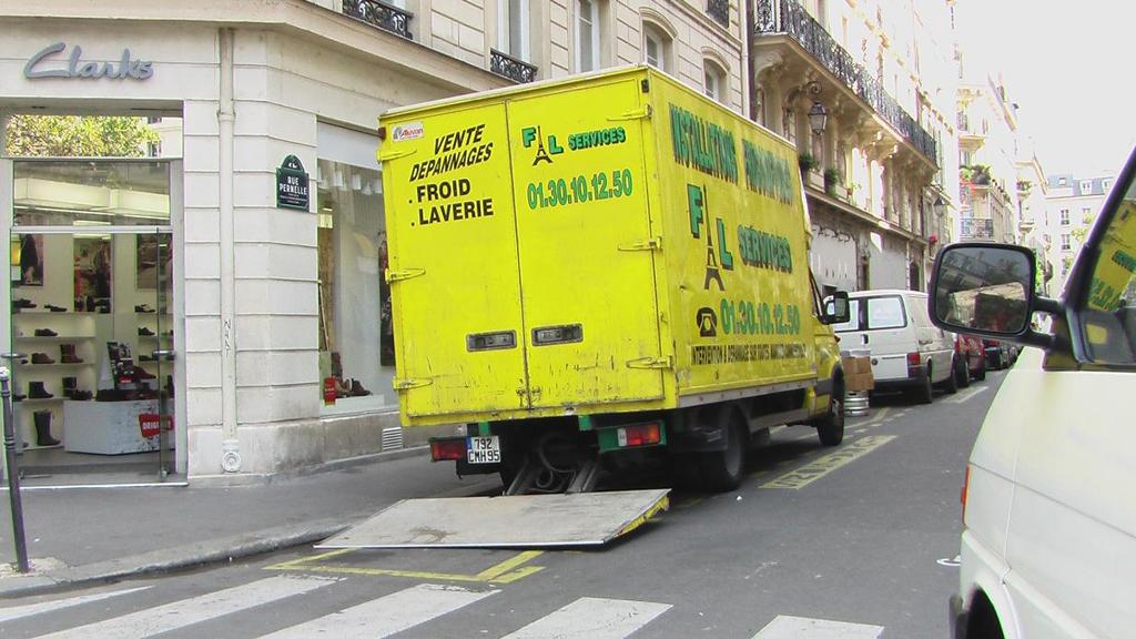 DG MOVE European Commission - Study on Urban Freight Transport Page 83 Photo: MDS Transmodal Delivery from dedicated on-street unloading space Measures relating to non-road modes The city authorities