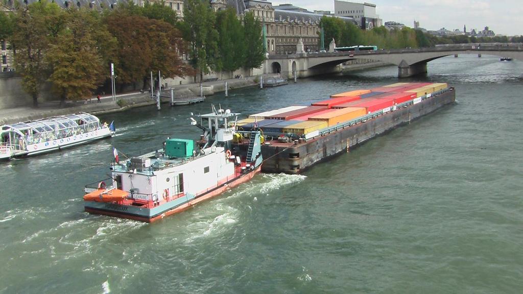 DG MOVE European Commission - Study on Urban Freight Transport Page 84 Cars on the River Seine: The transport of new cars into central Paris and used cars out on articulated car transporters has an