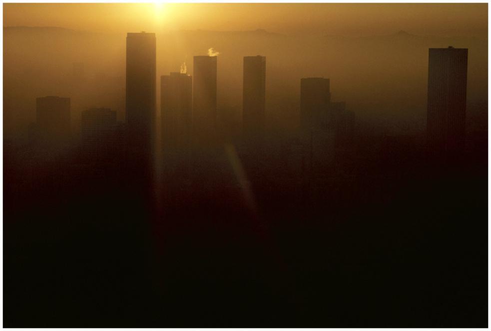 Urban Air Pollution Photochemical Smog (ex: Los Angeles below) Brownish-orange
