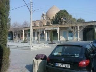 The second, Jolfa Square, is a neighborhood square of approximately 1800m² located in the Christian area of the city, in the vicinity of three ancient churches (Fig. 4).