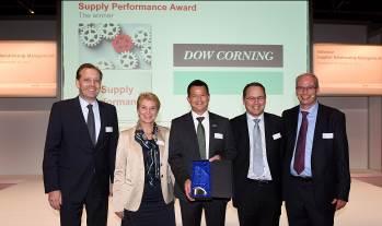 Supply Performance Award for Dow Corning (from left to right): Thomas Holenia, Corporate Vice President Purchasing at Henkel, Bärbel Preußler, Global Key Account Manager for Henkel at Dow Corning,