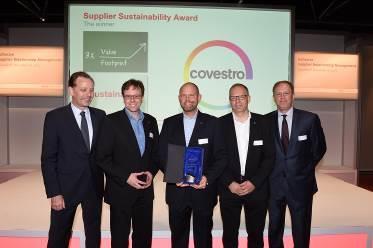 Supplier Sustainability Award for Covestro (from left to right): Thomas Holenia, Corporate Vice President Purchasing at Henkel, Harald Wolf, Global Key Account for Henkel at Covestro, Michael