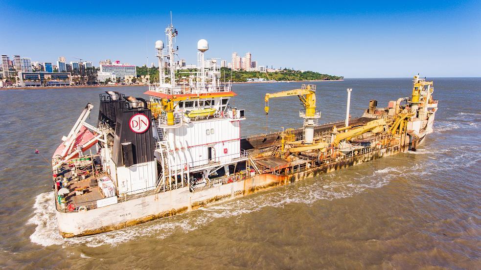 MAPUTO PORT DREDGING PROJECT OPPORTUNITIES Dredge caters for fully laden Panamax vessels with sailing draft of 14.