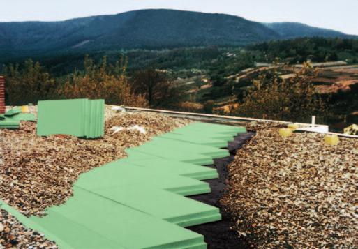 The temporarily stored gravel can be distributed on the insulation layer in sections (Fig. 17) until the energetic restoration of the entire roof surface has been completed.