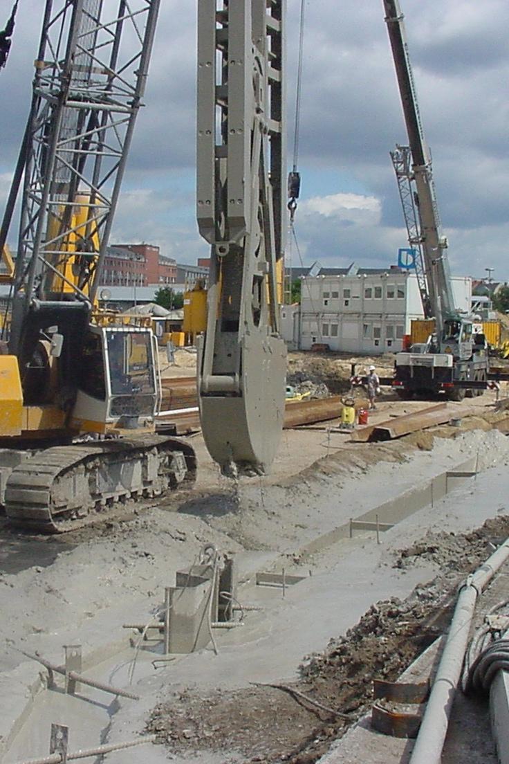 Cut-off walls with embedded sheet piles or structural beams being constructed using the single phase method can also