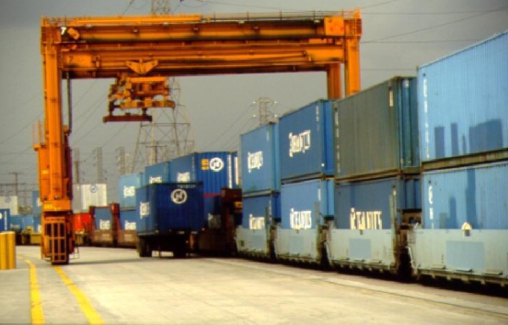 Project would use, employs electric-powered, wide-span, rail-mounted cranes. Cranes at on-dock yards are typically smaller vehicles that operate more like forklifts along the side of the tracks.