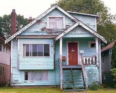 EXAMPLES OF CHARACTER BUILDING ASSESSMENT OF PRE-1940 S HOUSES U original massing and roof form U original front porch (or only partially filled in) U cladding is original contains 50% or more