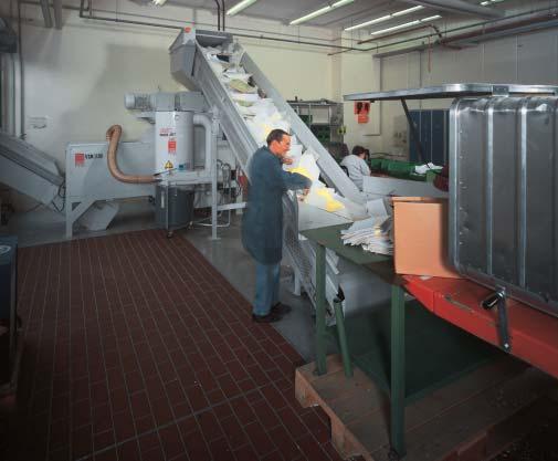 The transport containers are emptied in front of the system with the help of a forklift. Materials are then pushed into the feed hopper and transferred to the conveyor belt.