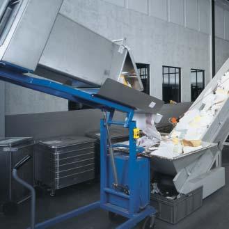 The conveyor belt is available in a variety of special executions in order to assure ideal adaptation to local conditions and work sequences, for example side flexing conveyor belt with floor hopper