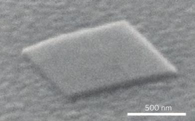 b) SEM micrograph of a 45 nm thick, 1 μm length CdS square plasmon laser.