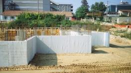 Following completion of the reinforced concrete wall, the BENTOFIX BFG 000 membrane should be attached to the wall face by nailing with soft washer fixings, ensuring that the natural sodium bentonite