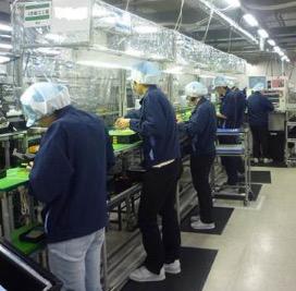 Manufacturing Line s Complete Automation : People and Robots Working Together In an effort to lead the Manufacturing Process Revolution, the Fujitsu Group strives to be pioneers in manufacturing.