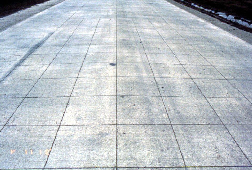 Thin Concrete Overlay Thin slabs 4 to 6 inches Short joint spacing