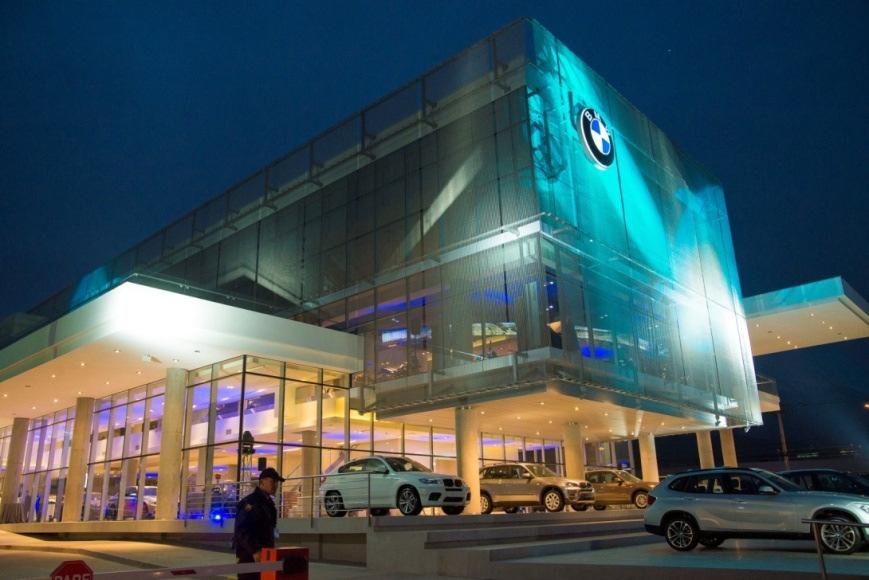New BMW Santiago flagship site New site consolidates 5 facilities in Santiago into one Class leading representation of the brand product range 10 BMW sales executives