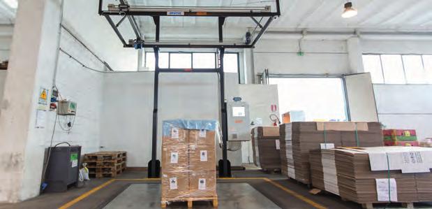 Through an appropriate lifting means, the operator positions the parcel on the scale and by
