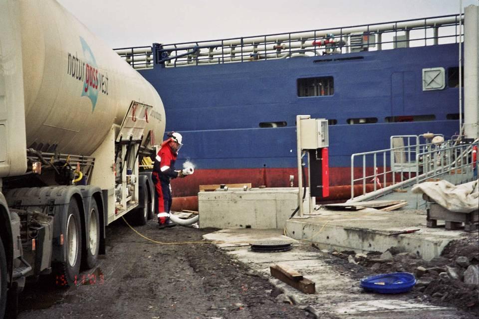 LNG BUNKERING BY