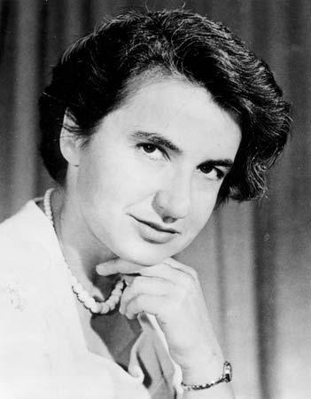 Rosalind Franklin & Wilkins Pioneer- woman She used x-rays to study DNA s crystalline structure. When the x-ray hits the DNA, the atoms in the DNA bend the x-rays in a pattern.